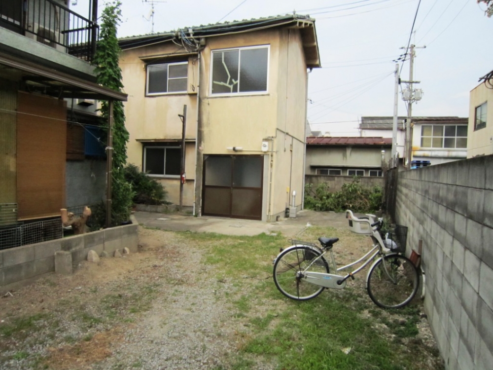 事業開始前は築後数十年のアパートが建っていました