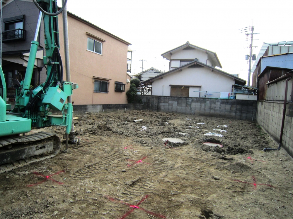 地盤が少し弱いので、地盤改良（柱状改良）工事を行いました