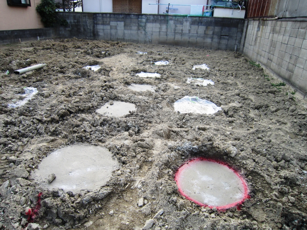 地盤が少し弱いので、地盤改良（柱状改良）工事を行いました
