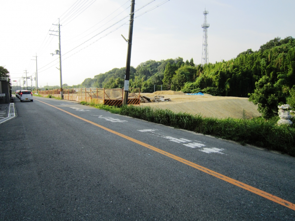 道路と同じ高さまで約4mの盛土を行いました