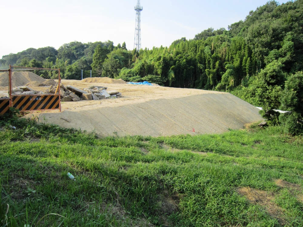 道路と同じ高さまで約4mの盛土を行いました