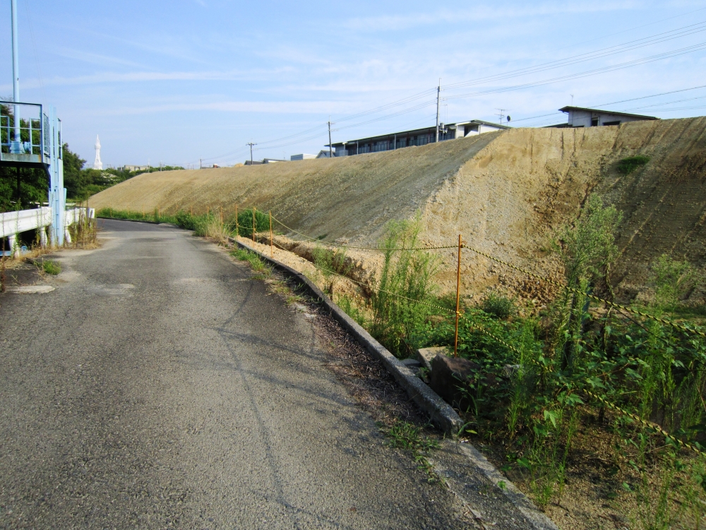 道路と同じ高さまで約4mの盛土を行いました