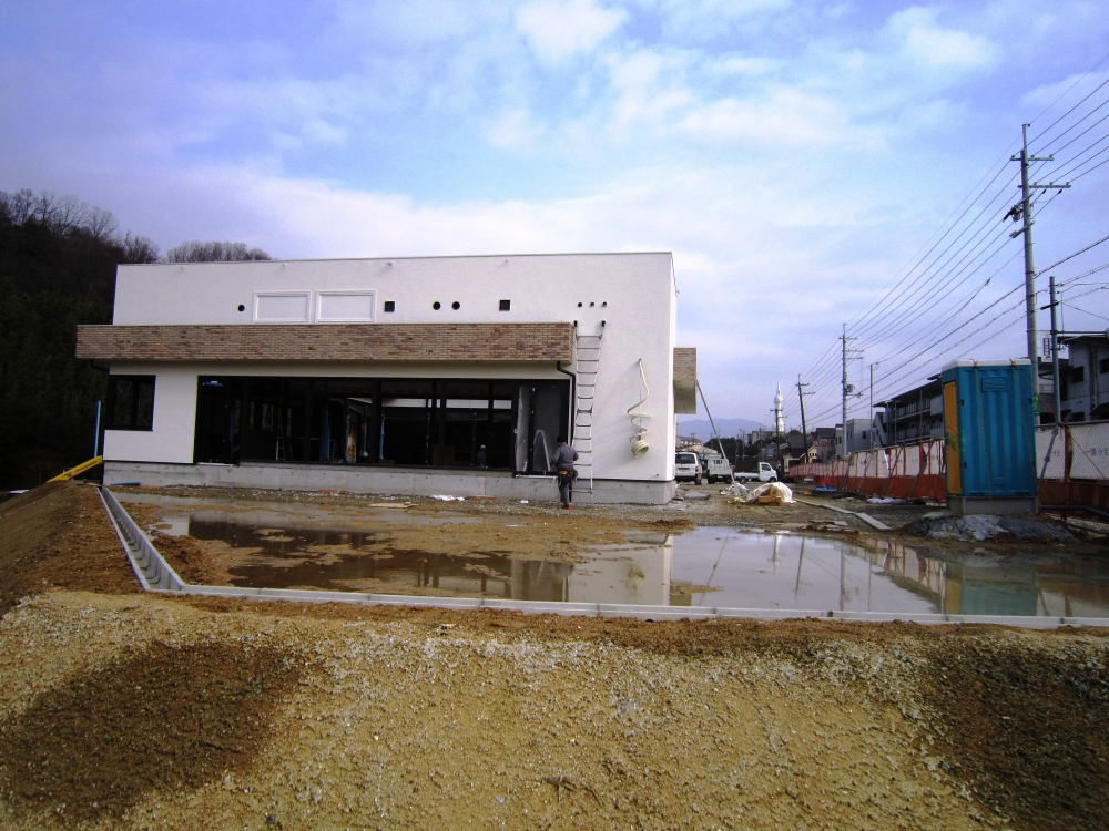 府道に面した歩道提供部分の工事後、建物の建築開始です