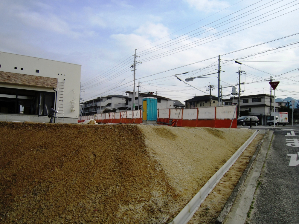 府道に面した歩道提供部分の工事後、建物の建築開始です