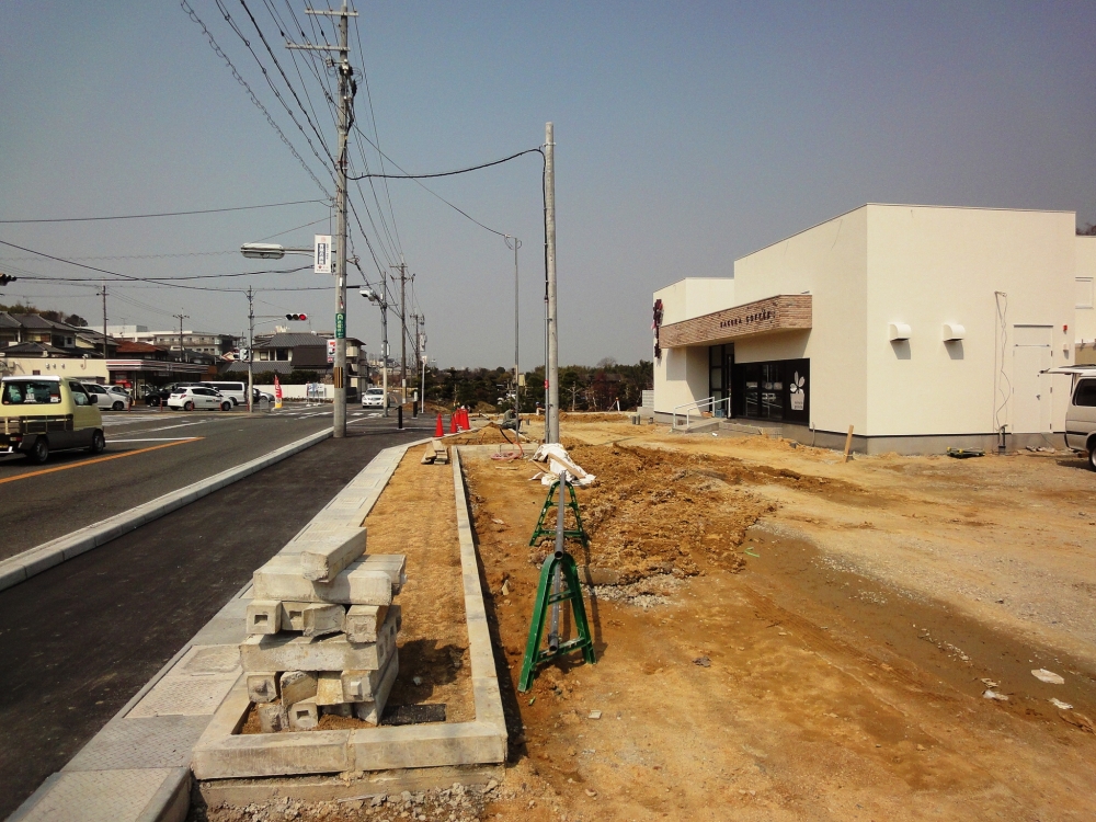 府道に面した歩道提供部分の工事後、建物の建築開始です